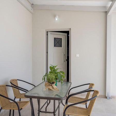 Klelia'S Apartments ปาเลกาสตรอน ภายนอก รูปภาพ