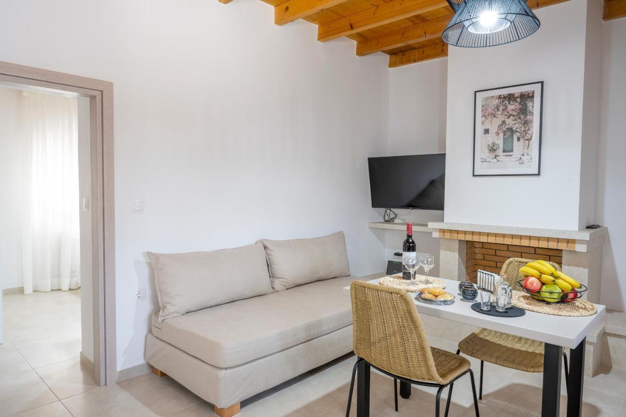 Klelia'S Apartments ปาเลกาสตรอน ภายนอก รูปภาพ