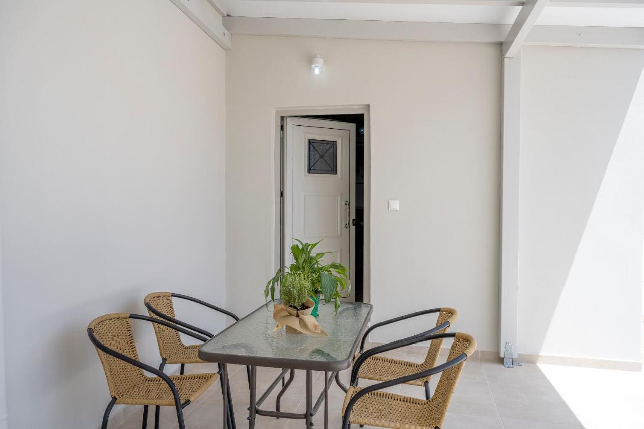 Klelia'S Apartments ปาเลกาสตรอน ภายนอก รูปภาพ