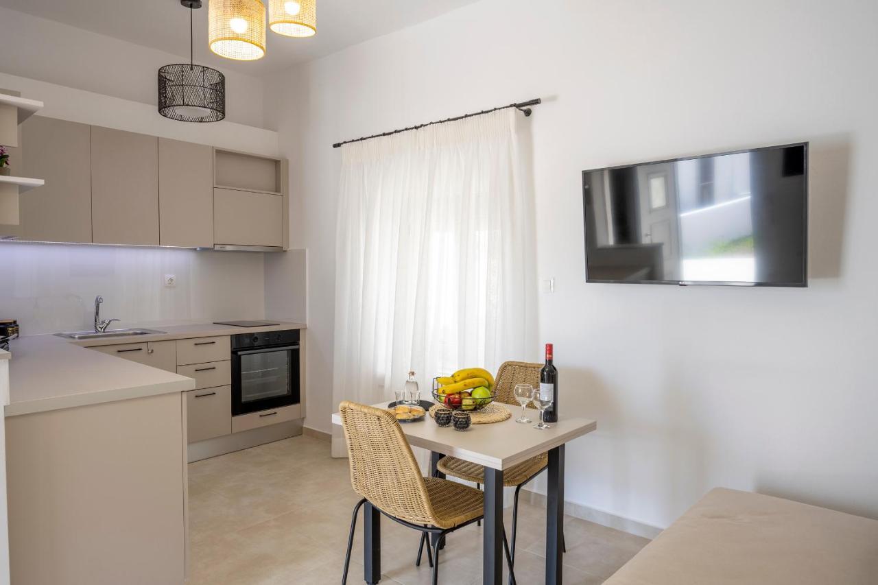 Klelia'S Apartments ปาเลกาสตรอน ภายนอก รูปภาพ