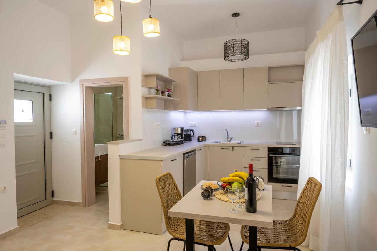 Klelia'S Apartments ปาเลกาสตรอน ภายนอก รูปภาพ